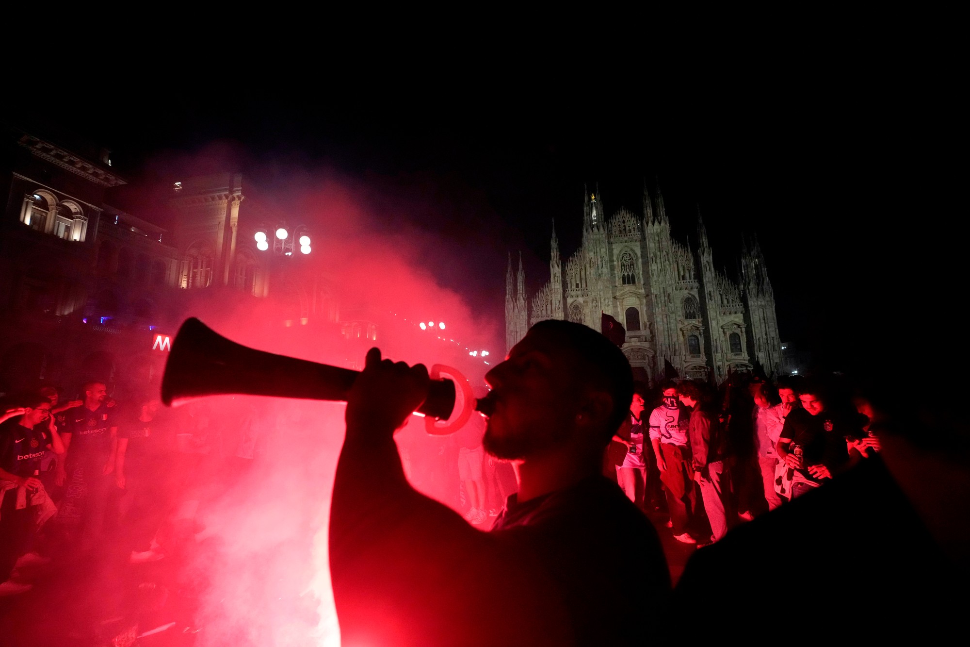 Fanúšikovia Interu Miláno oslavujú na námestí Duomo po tom, čo ich futbalový tím získal titul v Serii A. 