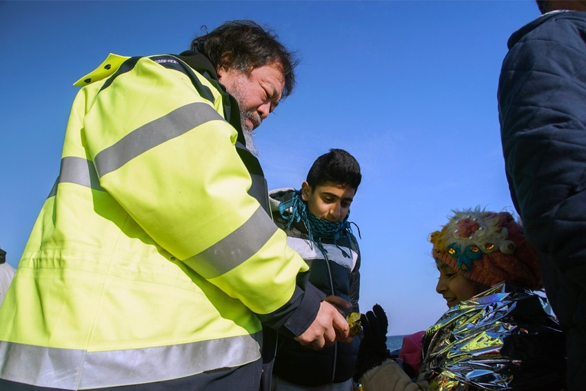 Umetnik je deci izbeglicama delio slatkiše