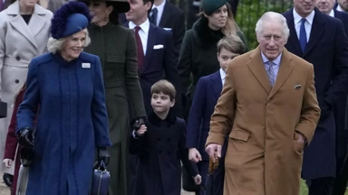 Król Karol III z rodziną na świątecznym spacerze. Książę Louis znów kradnie show