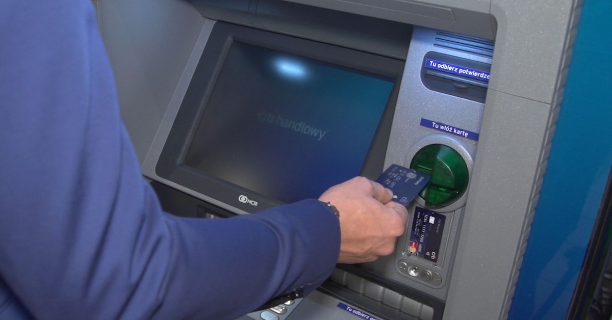 Uważaj na bankomaty! Jak wyglądają nakładki skimmingowe i co zrobić, aby nie stracić pieniędzy?