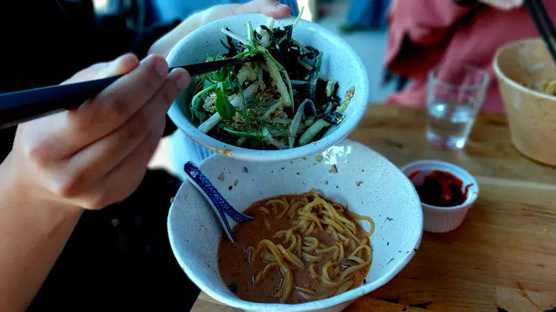 Ramen People: Kremowy ramen miso z wołowiną i sałatka z glonów. 