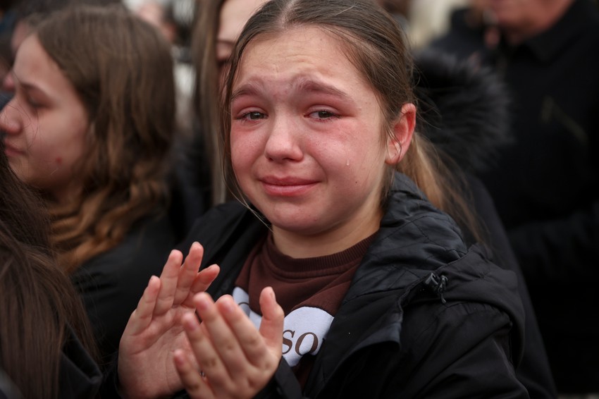 Suze na licima mališana na skupu