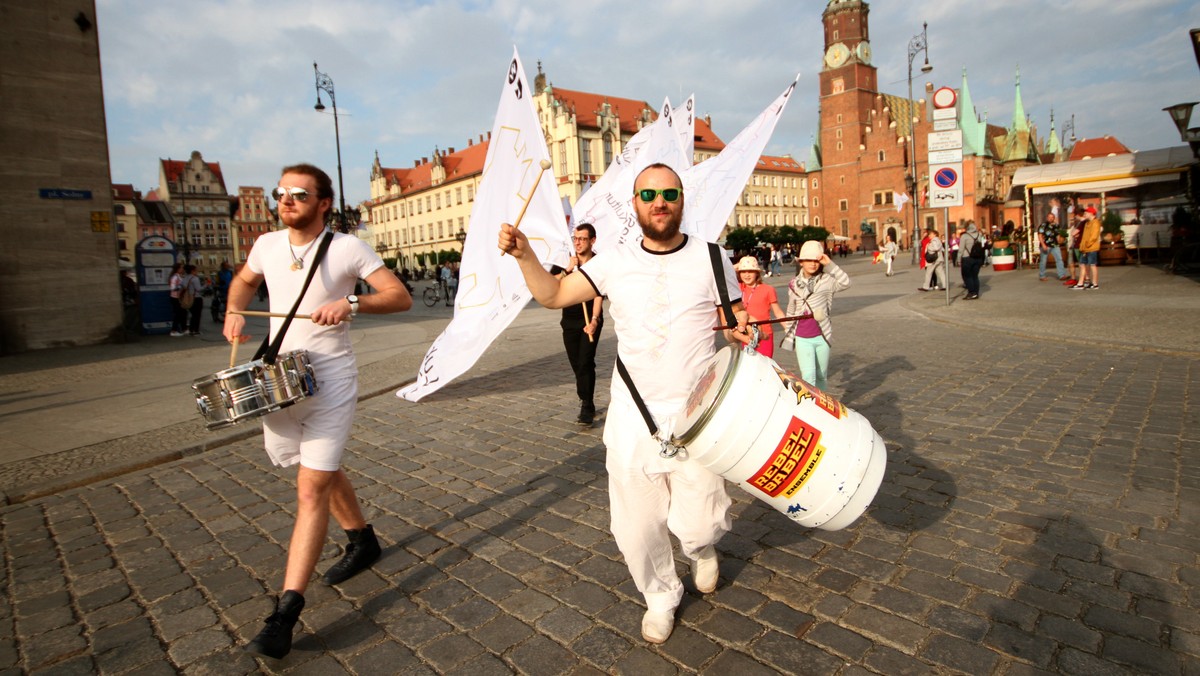 To będzie niezwykle bogaty w wydarzenia kulturalne miesiąc. W czerwcu w ramach Europejskiej Stolicy Kultury we Wrocławiu odbędzie się mnóstwo najróżniejszych wydarzeń. Praktycznie każdego dnia będzie działo się coś ciekawego. Hitem ma być koncert byłego gitarzysty Pink Floyd Davida Gilmoura.