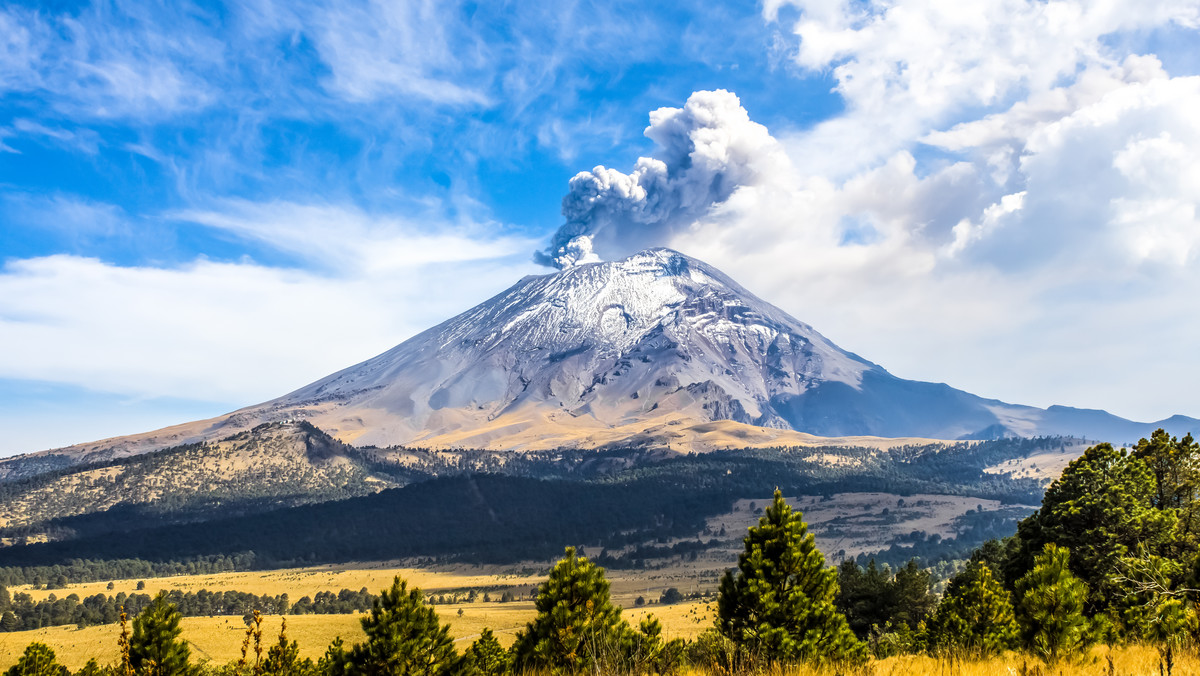 Meksykański wulkan Popocatépetl znów dał o sobie znać! Gdy dokładnie przyjrzymy się kłębom pary, możemy dostrzec uśmiechniętą twarz. Jednak czy na pewno to twarz człowieka?