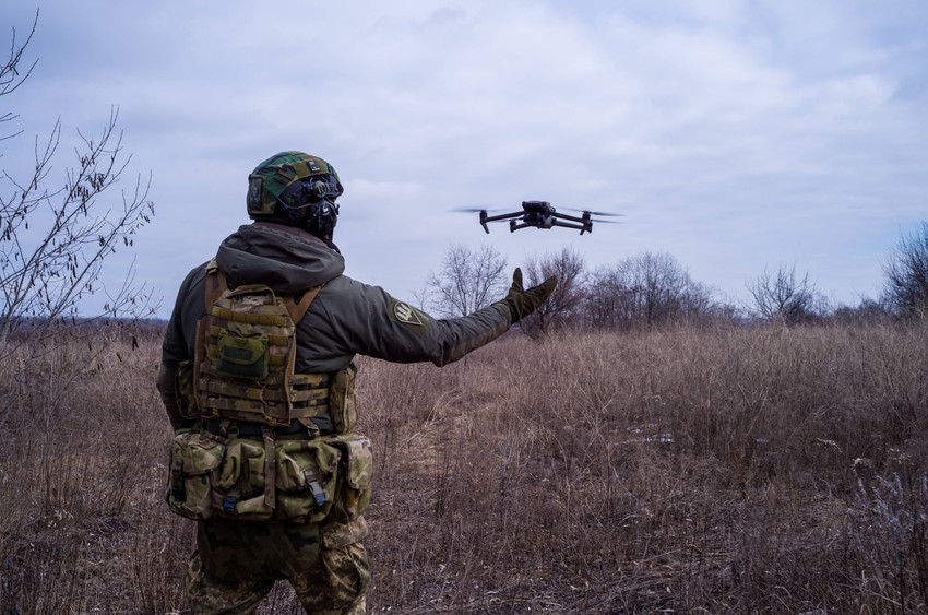 Ukrajinski specijalac sa dronom, ilustracija