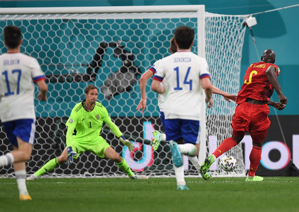 Romelu Lukaku strzelający bramkę na 3:0 w meczu z Rosją w Sankt Petersburgu