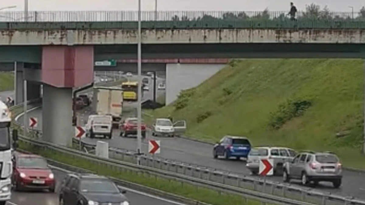 Ruda Śląska. Auto wpadło na stojący na poboczu samochód - Vimarsana News