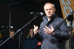 Manifestacje przeciw lex TVN. Tusk: Bądźmy solidarni, a zmieciemy tę władzę