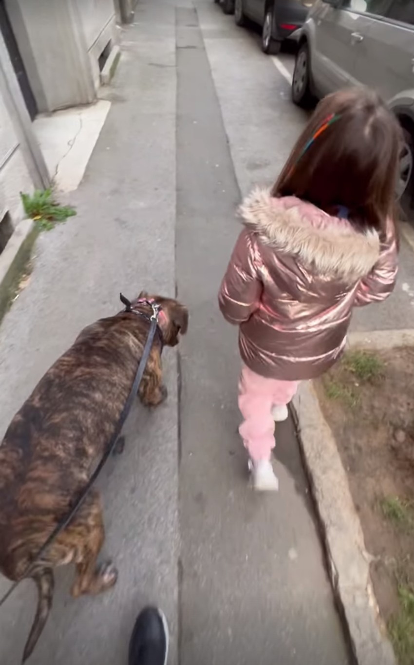 Rasta sa ćerkom u šetnji