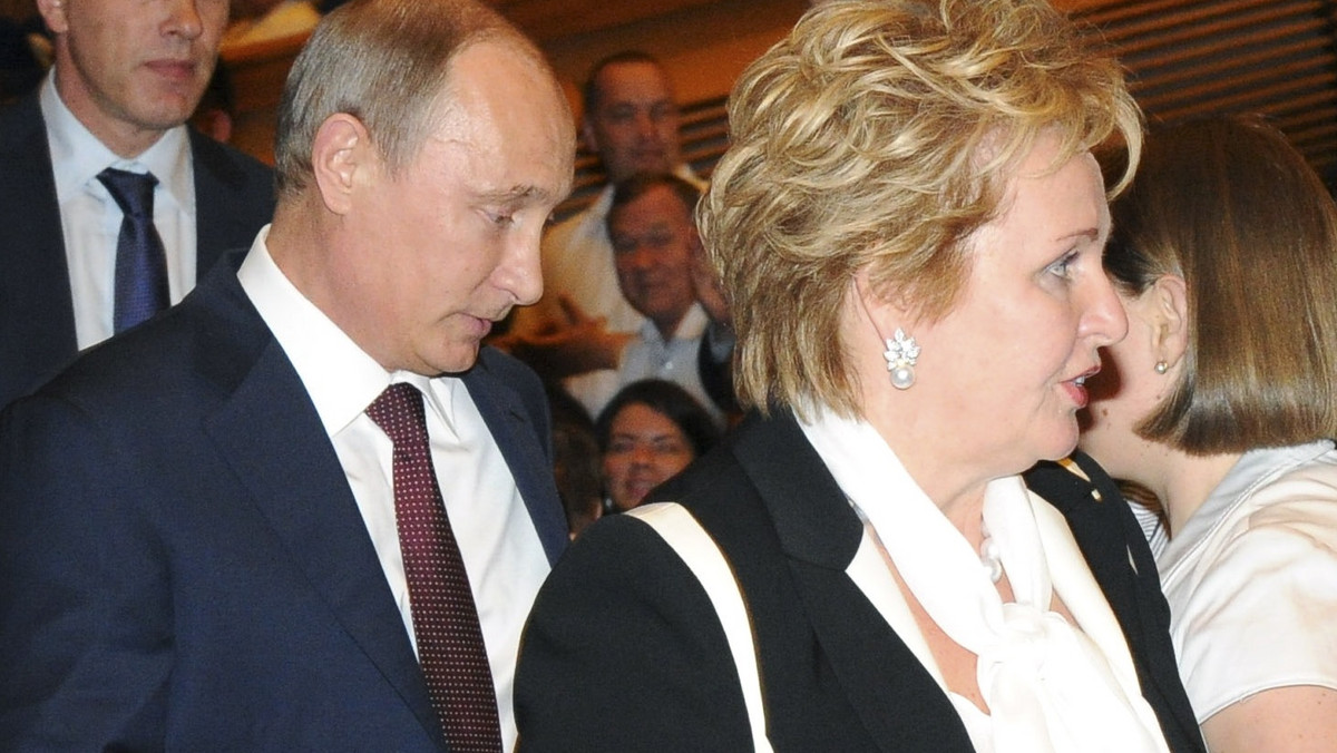 Prezydent Rosji Władimir Putin i jego żona Ludmiła powiadomili o rozwodzie po niemal 30 latach małżeństwa. Zrobili to w telewizji Rossija 24, potwierdzając utrzymujące się od bardzo dawna pogłoski, że się rozstali.