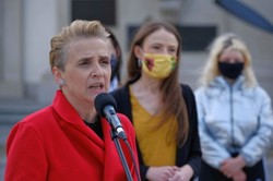 Lewica donosi prokuraturze na biskupa Janiaka. Scheuring-Wielgus: Chcemy komisji prawdy