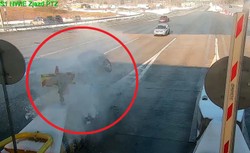 Wyprzedzał przed bramkami na A1 i wbił się bariery. Wideo szokuje