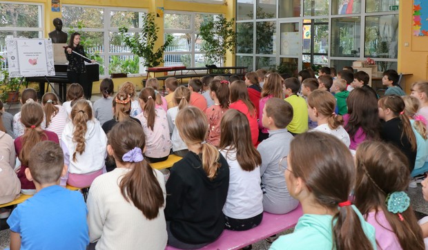 Slabovida Tijana Simić održala je predavanje o inkluzivnoj nastavi za najmalđe učenike u dve osnovne škole