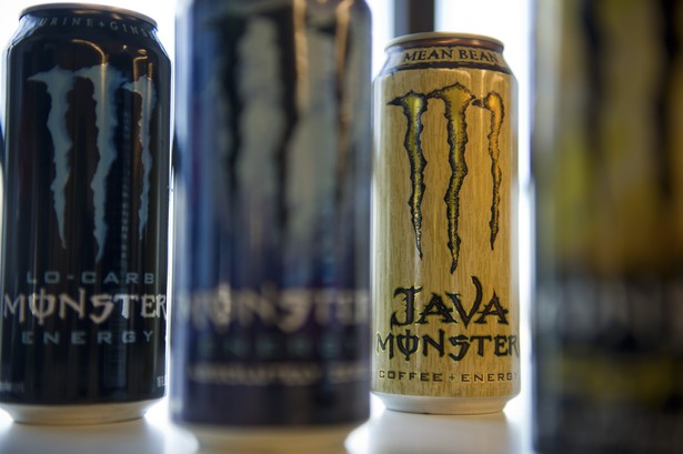 Puszki napoju energetycznego Monster firmy Monster Beverage Corp.