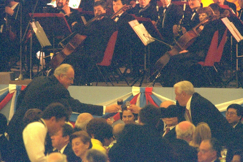 Kanclerz RFN Helmut Kohl i prezydent Rosji Borys Jelcyn zderzają się kieliszkami podczas kolacji z okazji Dnia Zwycięstwa. Moskwa, 9 maja 1995 r.  