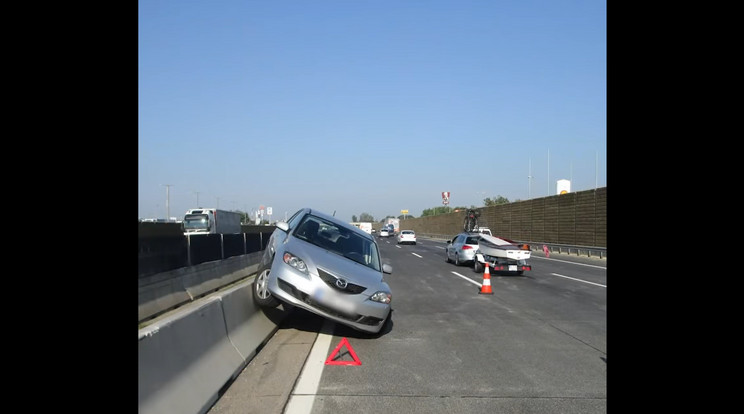 Különös körülmények között "ugrott fel" a betonelválasztó elemekre egy kocsi az M0-son / Fotó: Magyar Közút Facebook