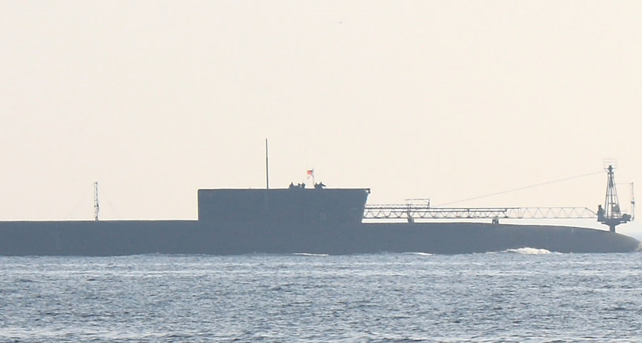 Atomowe okręty podwodne klasy Borei ważą ok. 14700 ton. Wyposażone w rakiety balistyczne jednostki są nieco mniejsze niż ich poprzedniki, czyli podwodne łodzie klasy Tajfun. Są one wyposażone w 16 rakiet balistycznych o zasięgu 8,3 km, z których każda może przenosić od 6 do 10 głowic. Okręty mogą rozwinąć pod wodą prędkość około 29 węzłów, zaś maksymalne zanurzenie to 450 m. Długość kadłuba tych jednostek wynosi 170 m, a jego średnica to 13 m. Standardowa załoga na okrętach klasy Borei to 107 marynarzy, w tym 55 oficerów. Dla porównania amerykańskie, strategiczne okręty podwodne klasy Ohio mają 170 m długości, 13 m średnicy kadłuba i rozwijają prędkość w zanurzeniu do 25 węzłów, a ich załoga to 140 marynarzy, w tym 15 oficerów.