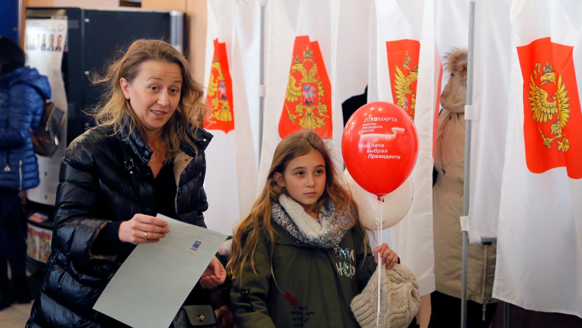 Podczas zakończonych dziś w Rosji wyborów prezydenckich obserwatorzy odnotowali oszustwa i manipulacje, w tym wielokrotne głosowanie przez te same osoby. Centralna Komisja Wyborcza podała, że odpierała cyberataki prowadzone z 15 państw.