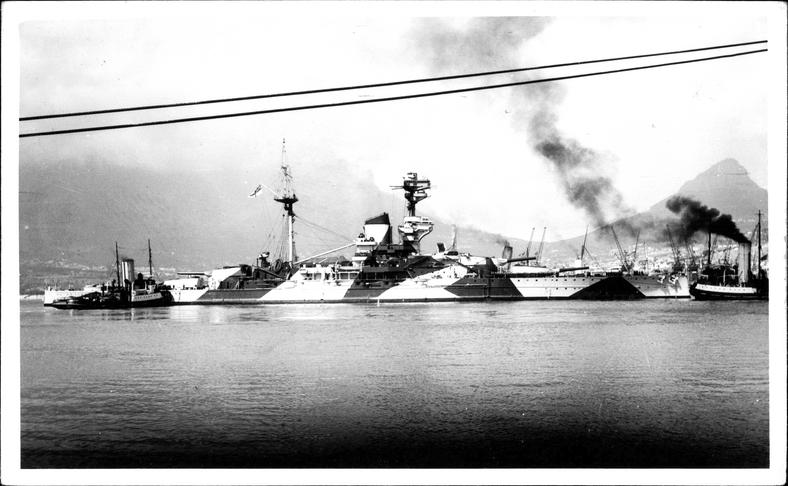 Brytyjski okręt HMS Royal Sovereign z okresu II wojny światowej w oślepiającym maskowaniu