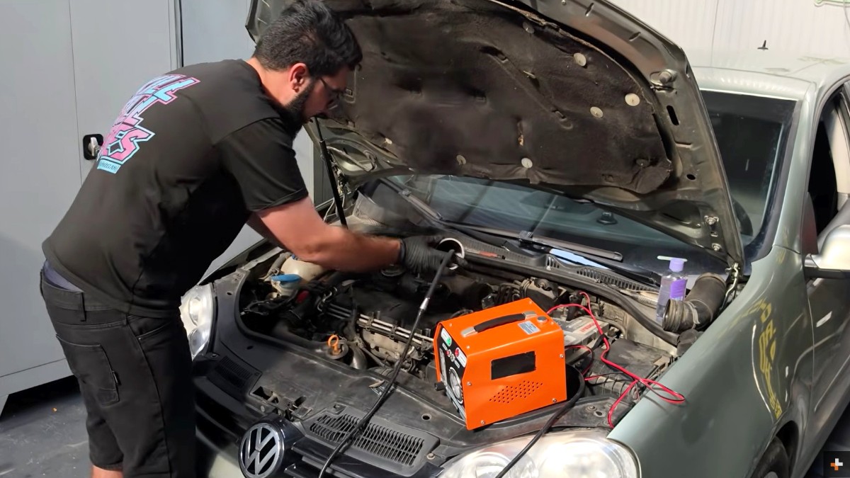 Un șofer a mers la cinci service-uri pentru un șuierat la VW Golf, înainte ca un mecanic român să descopere cauza sunetului „ciudat”