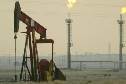 Ropa tanieje, ale rynek wciąż czeka na decyzję OPEC