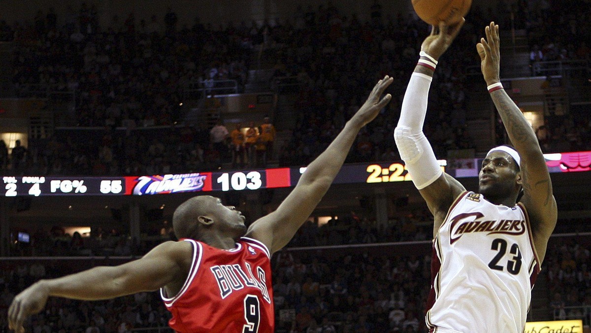 LeBron James uzyskał aż 40 punktów w meczu przeciwko Chicago Bulls, wygranym przez Cleveland Cavaliers 112:102. Kawalerzyści w I rundzie play off ligi NBA Konferencji Wschodniej prowadzą z Bykami 2-0.