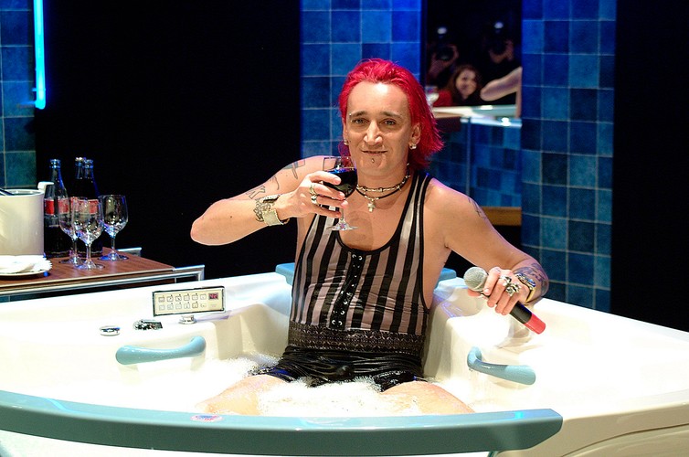 Gwiazdy w żenujących programach. Po co to robią?