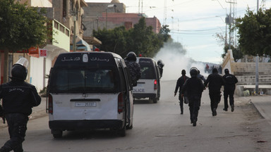 Tunezja: zamieszki po samospaleniu dziennikarza