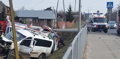 Bus zderzył się z karetką. Samochody wylądowały w rowie