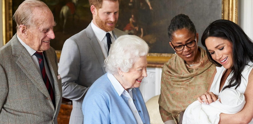 Królowa Elżbieta II po raz pierwszy zobaczyła swojego ósmego prawnuka!