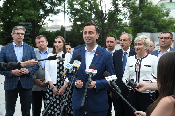 Warszawa, 30.06.2020. Prezes PSL Władysław Kosiniak-Kamysz (C), szefowa jego sztabu wyborczego Magdalena Sobkowia (3L), posłowie PSL Władysław Teofil Bartoszewski (3P) i Urszula Pasławska (2P) podczas konferencji prasowej przed budynkiem Sejmu w Warszawie, po posiedzeniu Naczelnego Komitetu Wykonawczego PSL, 30 bm. Na posiedzeniu podsumowano kampanię prezydencką lidera ludowców Władysława Kosiniaka-Kamysza. (mr) PAP/Radek Pietruszka