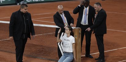 French Open. Kobieta wpadła na kort i przywiązała się do siatki. Ogłosiła straszną wiadomość