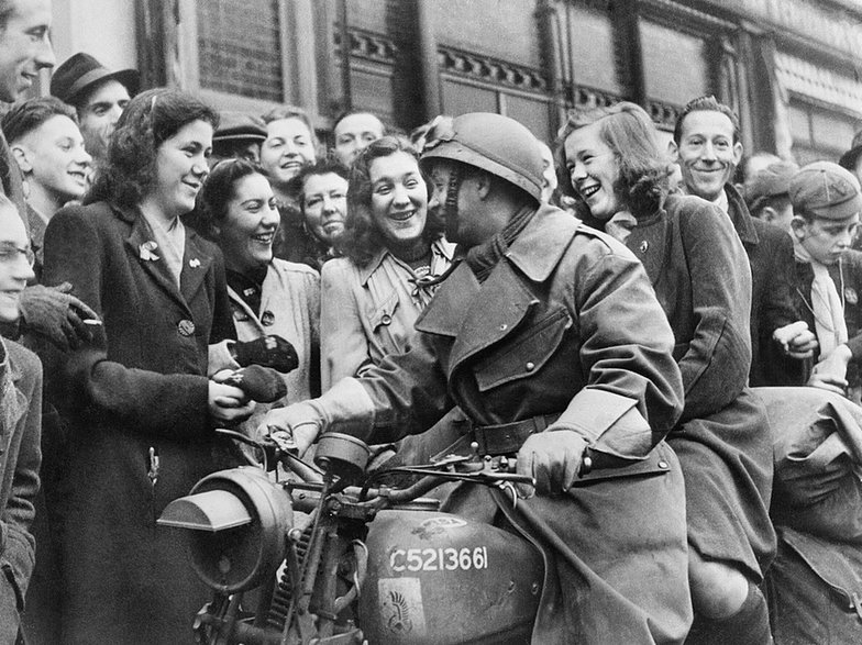 Mieszkańcy Bredy dziękują żołnierzowi 1 Dywizji Pancernej za wyzwolenie ich miasta, 30 października 1944 r.