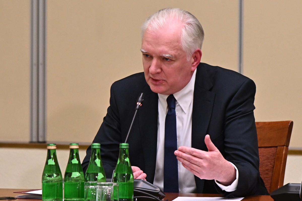 Warszawa, 09.01.2024. Były wicepremier w rządzie PiS Jarosław Gowin podczas posiedzenia sejmowej komisji śledczej do zbadania legalności, prawidłowości oraz celowości działań podjętych w celu przygotowania i przeprowadzenia wyborów Prezydenta Rzeczypospolitej Polskiej w 2020 r. w formie głosowania korespondencyjnego, 9 bm. w Sejmie w Warszawie. (sko) PAP/Radek Pietruszka