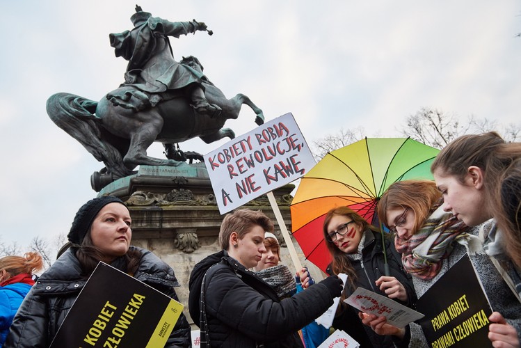 W Dzień Kobiet w całej Polsce odbywa się m.in. Międzynarodowy Strajk Kobiet - inicjatywa oddolnej, bezpartyjnej koalicji kobiet, nawiązująca do Ogólnopolskiego Strajku Kobiet (tzw. Czarnego Poniedziałku) - protestu zorganizowanego 3 października zeszłego roku przeciwko zaostrzeniu ustawy antyaborcyjnej. , na zdj: Uczestnicy Manify Trójmiasto w Gdańsku, 8 bm. Dzień Kobiet,  PAP/Adam Warżawa