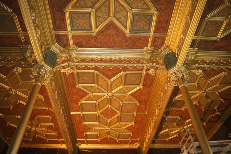 Jeden z odrestaurowanych stropów w budynku Dworca Głównego we Wrocławiu