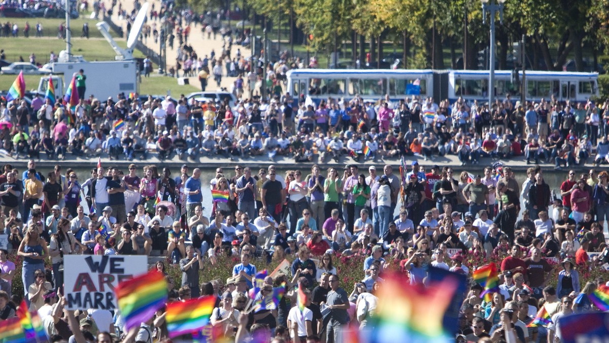 Nie ma żadnego racjonalnego powodu, by zabraniać wszystkim homoseksualistom adoptowania dzieci - orzekł w środę sąd apelacyjny na Florydzie, utrzymując w mocy adopcję dwóch chłopców przez geja.