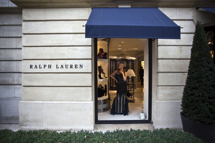 4. Ralph Lauren – w ubiegłym roku producent luksusowych ubrań i dodatków postawił na rozwój nowych sklepów i zwiększenie sprzedaży w już istniejących. Wartość marki poszła w górę o 51 proc. (5 mld USD).