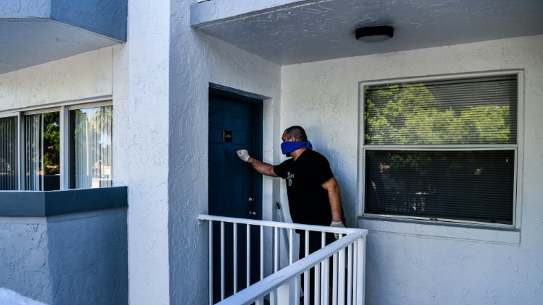 Mario Amate, who used to work as an Uber driver and recently found himself unemployed, knocks on a door to deliver homemeade tequenos, a popular Venezuelan snack, to a customer