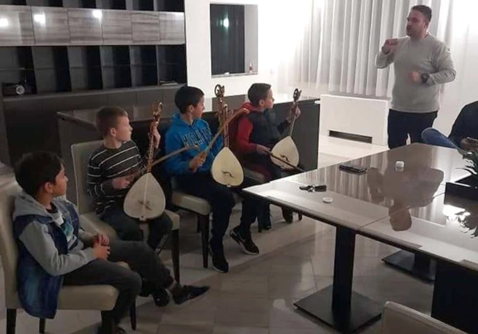 Marko Butulija uči decu da sviraju gusle