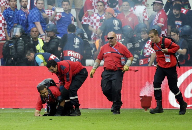 Najpierw Anglicy i Rosjanie, teraz Chorwaci. Kolejni kibice zakłócili mecz Euro 2016