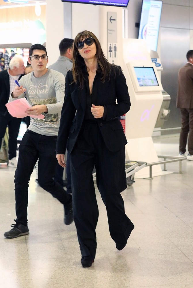 Monika Beluči na aerodromu u Atini karabatsispavlos / BACKGRID/ Backgrid USA