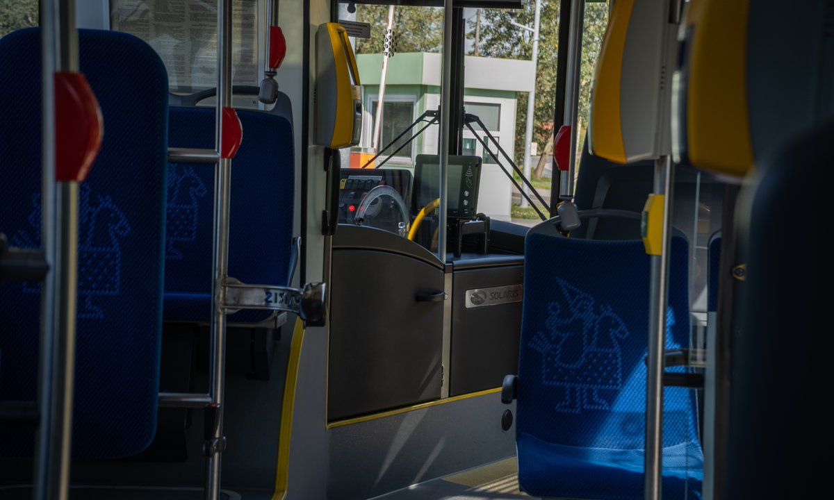 Zwyzywali kobietę w autobusie. Jej syn nie zamierza odpuścić. "Tępić chamstwo"