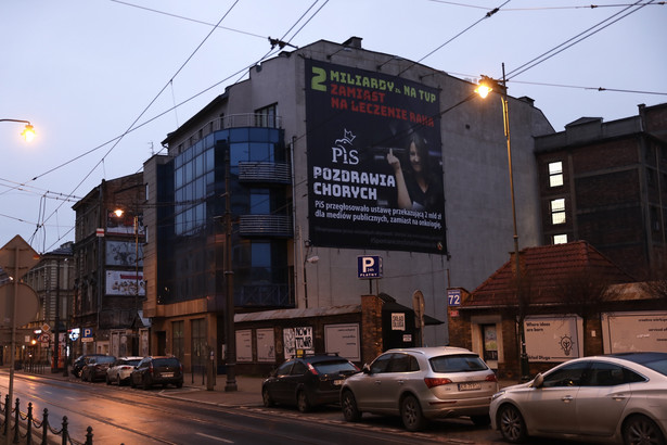 Lichocka złożyła akt oskarżenia przeciwko autorom kampanii billboardowej z jej gestem