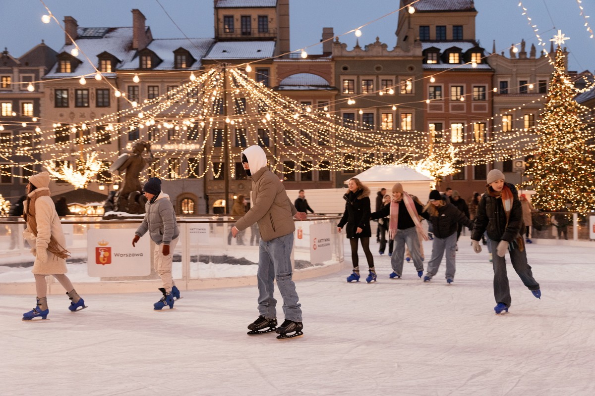 Iluminacje swiateczne w Warszawie, lodowisko Rynek Starego Miasta w Warszawie, miejskie lodowisko, zima w mieście