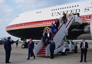 Donald Tramp izlazi iz predsednčkog aviona AIr Force One-a