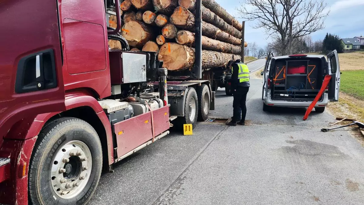 Zespół pojazdów w punkcie kontrolnym podkarpackiej Inspekcji Transportu Drogowego