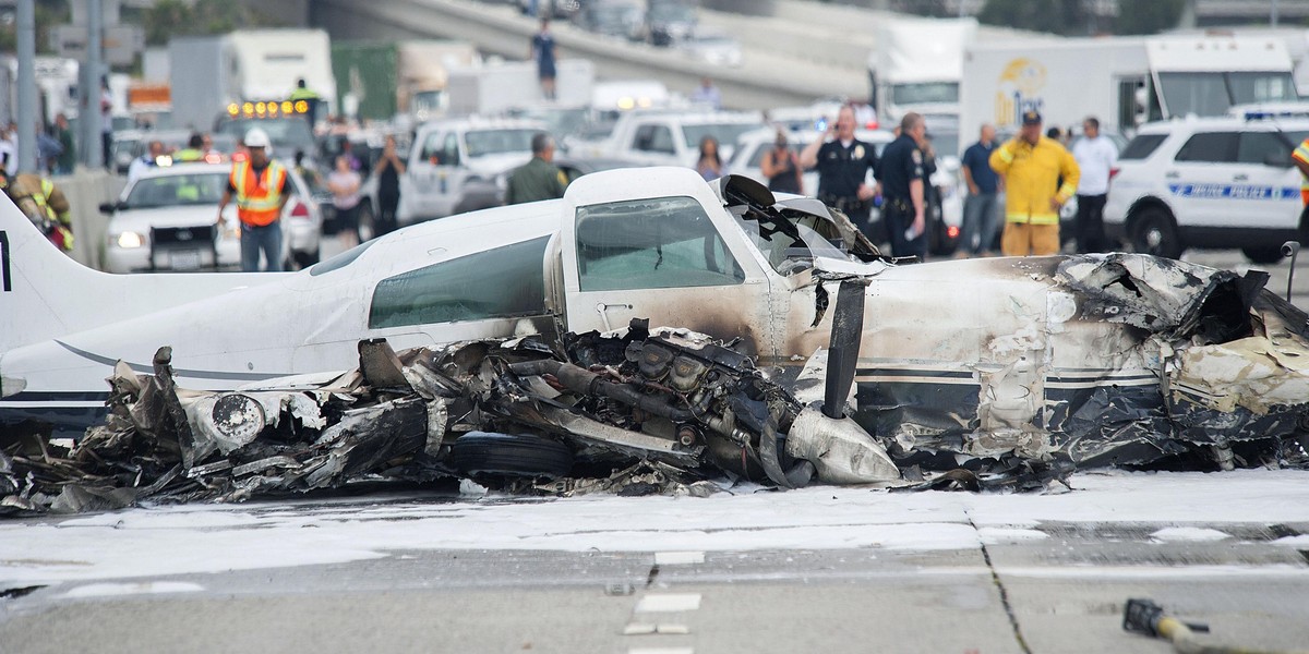 Samolot runął na autostradę. Świadkowie mówią o cudzie