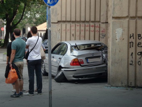Sleteo sa kolovoza i udario u zgradu