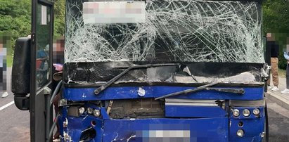 Makabra o świcie. Autobus uderzył w osobówkę. Nie żyje dwóch mężczyzn